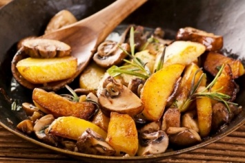 Как пожарить картошку с грибами на сковороде?