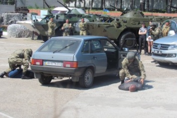 Пограничники показали мариупольским детям работу кинологов и перехват нарушителей (ФОТОРЕПОРТАЖ)