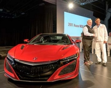 Acura продала первый серийный суперкар NSX (ВИДЕО)