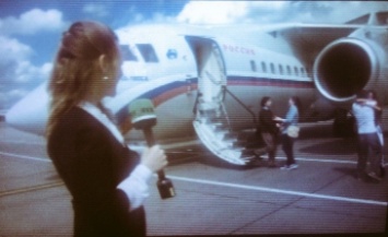Опубликовано видео встречи Александрова и Евгения Ерофеева с родными в аэропорту