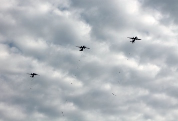 В Николаеве 450 украинских десантников высадились из трех самолетов Ан-26 (фото)