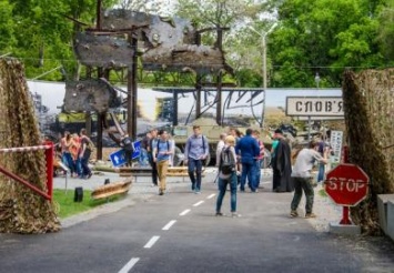 На Днепропетровщине открыли уличную экспозицию первого в Украине Музея АТО