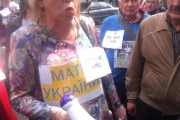В Киеве родственники погибших и пленных воинов АТО пикетируют Администрацию Президента. Среди них мариупольцы (ФОТО)
