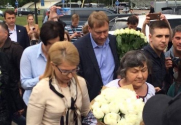 Савченко не взяла цветы от Тимошенко