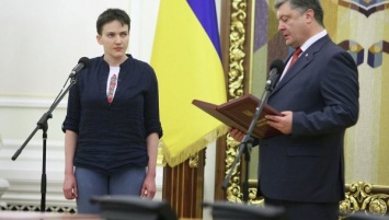 Офицер Вооруженных сил Украины Надежда Савченко получила орден "Золотая звезда Героя Украины" из рук Петра Порошенко