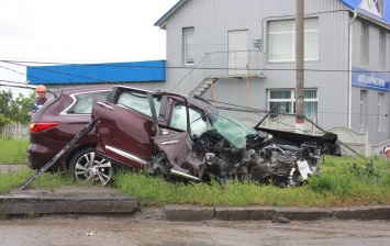 Водитель на Infiniti снес бетонный столб в Николаеве