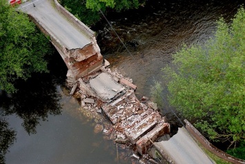 В Великобритании водитель школьного автобуса спас 11 детей от падения в пропасть