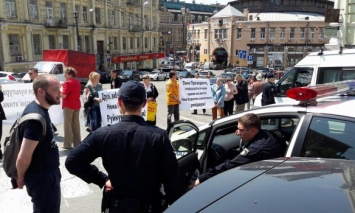 Бессарабскую площадь в Киеве перекрыли протестующие против застройки в центре активисты