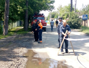 В Коцюбинском вблизи учебного заведения разлили неизвестное вещество