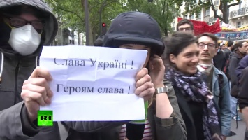 Активисты с плакатами "Слава Украине!" помешали журналисту Russia Today осветить митинг в Париже