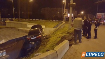 Ночное ДТП в Киеве: автомобиль вылетел на крышу киоска