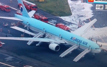 В аэропорту Токио загорелся двигатель самолета Korean Air, 19 пострадавших