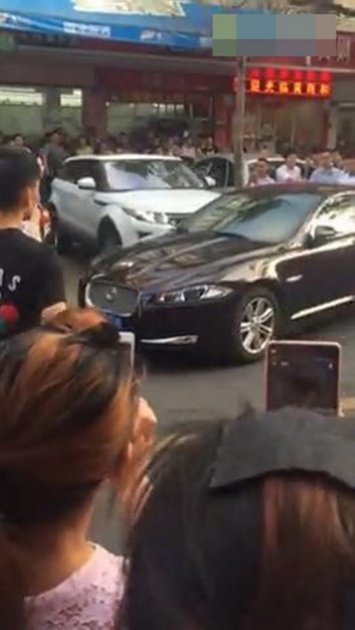 Покинуть парковку любой ценой: девушка на Рендж Ровере нарочно разбила Jaguar XF