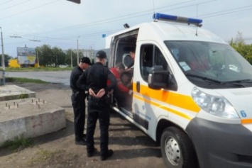 Как в Кировограде патрульная полиция поступает с паяными людьми. ФОТО