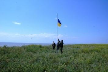 На админгранице с Крымом пограничники установили флагшток с флагом Украины (фото)