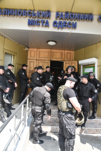 Правый сектор расставил своих людей по периметру суда в Одессе и подогнал грузовик