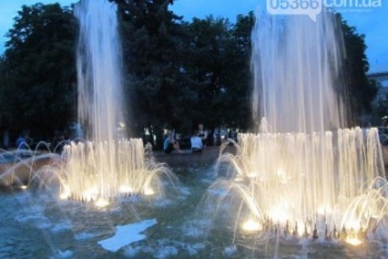 Кременчугский музыкальный фонтан притягивает бомжей, воров и голых женщин