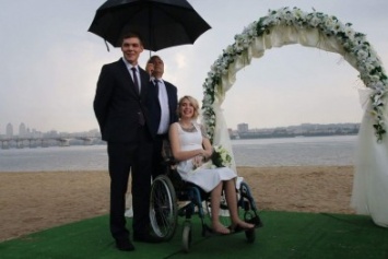 Свадьба Яны Зинкевич: под проливным дождем пара обменялась кольцами и получила обещание мэра подарить им квартиру (ФОТО)