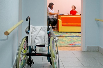 Порошенко подписал закон об усилении соцзащиты лиц, ухаживающих за детьми-инвалидами