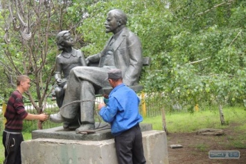 В Одесской области снесли три памятники Ленину