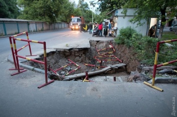 Одесские патрульные восстановили ограду возле мегаямы на Фонтане