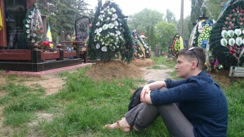 Надежда Савченко проведала погибших бойцов на Лукьяновском военном кладбище