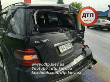 В Киеве пьяный водитель на грузовике протаранил Mercedes