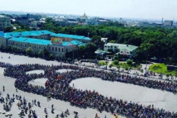 В Харькове велосипедисты на площади Свободы изобразили «Зеркальную струю»
