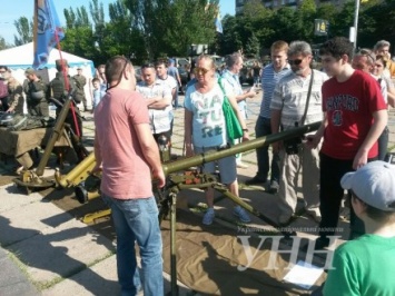 Батальон "Донбасс" в Мариуполе на двухлетие представил технику и угощал тушенкой