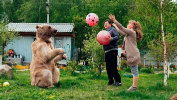 Появились фото семьи из России, в которой живет медведь