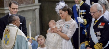 Шведский королевский двор поделился фотографиями с крещения принца Оскара