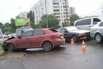 В Харькове иномарка врезалась в светофор: на Веснина пробка