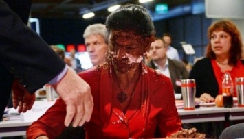 Немецкому прокремлевскому депутату бросили в лицо торт