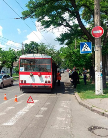 В Николаеве троллейбус сбил женщину на пешеходном переходе