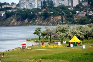 Городской пляж «Стрелка» начали готовить к летнему сезону