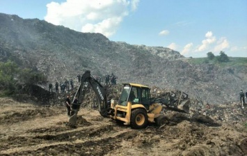 Под завалами на Грибовицкой свалке находятся четыре человека