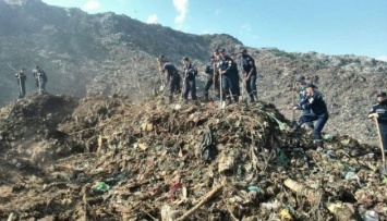 Одного из заваленных на свалке пожарных нашли живым