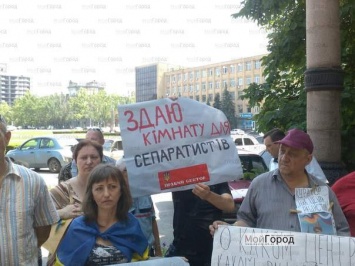 Под горсоветом организовали пикет против известной николаевской сепаратистки