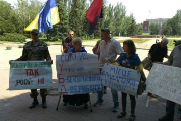 В Николаеве под зданием горсовета собрался пикет против главной сепаратистки города