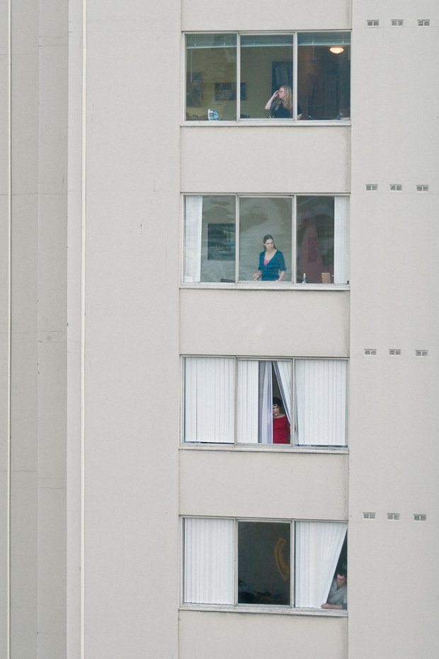 В Твери из окна 10 этажа выпали двое малолетних детей