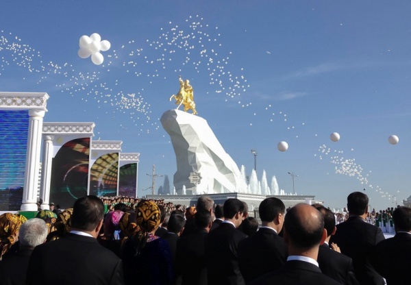 В Ашхабаде установили статую президента Туркменистана, покрытую золотом