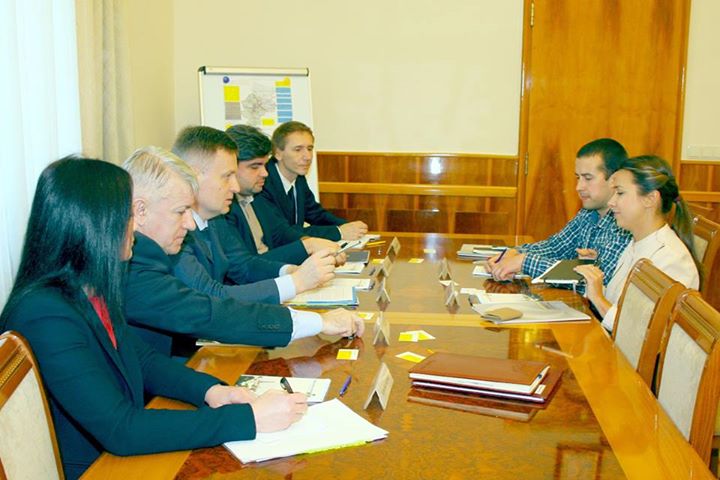 Наливайченко обсудил с Amnesty International нарушение прав человека на Донбассе
