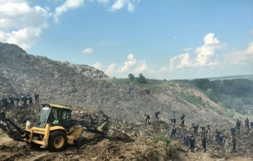 Под завалами мусора на Львовщине найдено тело спасателя