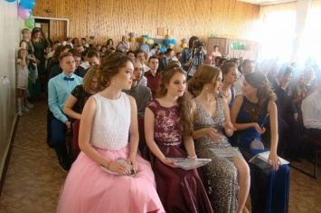 Школьники прифронтового города Луганщины получили "путевку" в жизнь (фото)