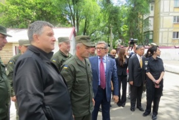 В легендарной мариупольской военной части Авакова и Деканоидзе угостили булками и показали оружие (ФОТО)