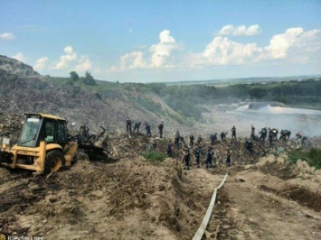 Под завалами мусора на львовской свалке нашли тело второго спасателя