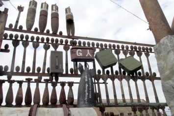 Мелитополец построил забор из... фрагментов боеприпасов, деталей военной техники и экипировки (фото)