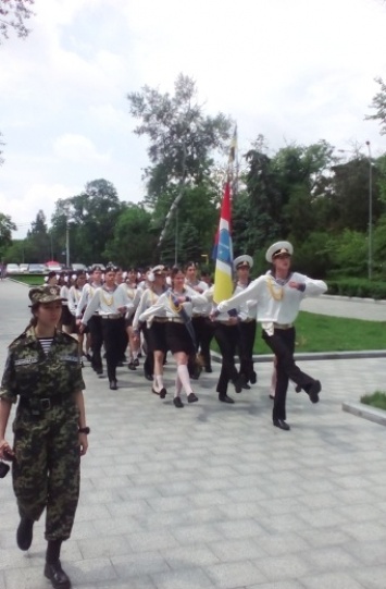 На Аллее Славы у Вечного огня Почетную Вахту Памяти несут лучшие школьники Одессы