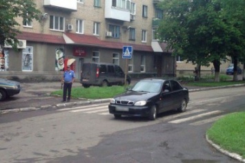 В Покровске (Красноармейске) на пешеходном переходе автомобиль травмировал женщину