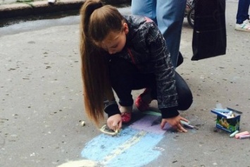 На Соборной площади Славянска прошел конкурс детских рисунков на асфальте